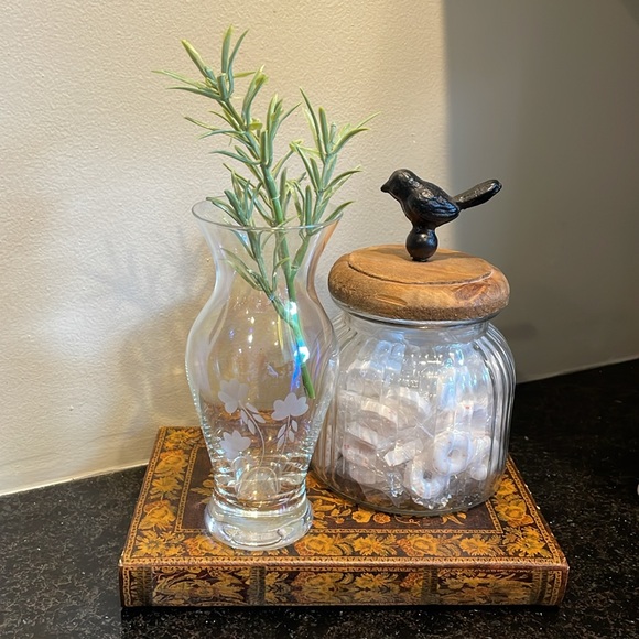 Iridescent vase with etched floral detail in 6 1/4” H x 2 5/8” across top size - Picture 4 of 8